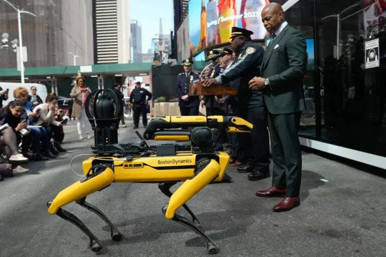 NYPD ramène le chien robot Digidog, deux ans après avoir rompu son contrat avec Boston Dynamics 1 NYPD brings back the Digidog robot dog, two years after tearing up its contract with Boston Dynamics