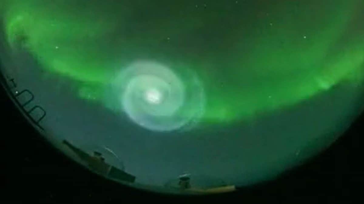 Quelle est la cause de la mystérieuse spirale lumineuse repérée dans le ciel de l'Alaska 2 La spirale lumineuse repérée le 25 avril dans le ciel de l'Alaska. Crédit : Earth to Sky Calculus/Vimeo