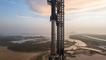 Regardez les débris de lancement de Starship écraser une pauvre fourgonnette 24 Watch Starship