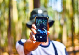 Fan de tech ? Les solutions pour limiter votre empreinte écologique 31 Homme Smartphone Nature Foret