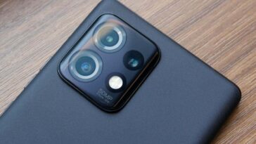 Les passionnés de technologie se réjouissent : le Motorola Moto Edge+ (2023) est enfin là ! 12 Les passionnés de technologie se réjouissent : le Motorola Moto Edge+ (2023) est enfin là !