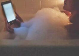 Parce qu'il est dangereux de manipuler un téléphone portable chargé en prenant un bain