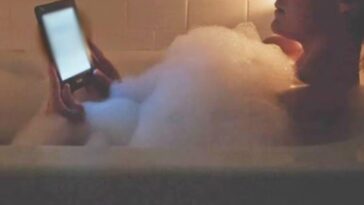 Parce qu'il est dangereux de manipuler un téléphone portable chargé en prenant un bain 5 Parce qu'il est dangereux de manipuler un téléphone portable chargé en prenant un bain