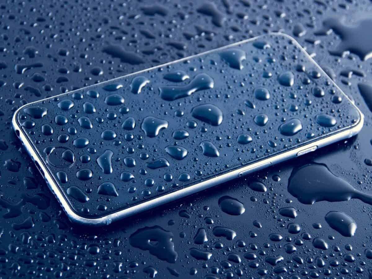 Cette vidéo élimine l'eau et nettoie les haut-parleurs de votre téléphone !