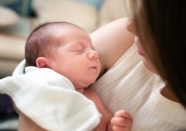 Un enfant est né au Royaume-Uni avec l'ADN de 3 parents : comment est-ce possible ?