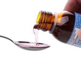 Parce que le sirop contre la toux peut être dangereux (et même mortel) pour les enfants