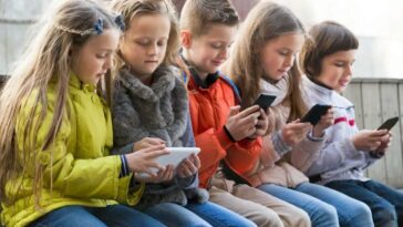 À la suite de la Nouvelle-Zélande, les écoles primaires et secondaires russes interdiront les téléphones portables 9 Utilisation du téléphone mobile pendant l'enfance liée aux problèmes de santé mentale : rapport