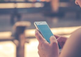 Comment fonctionne l'arnaque du surf sur l'épaule : "Ils volent votre téléphone et vident votre compte bancaire"