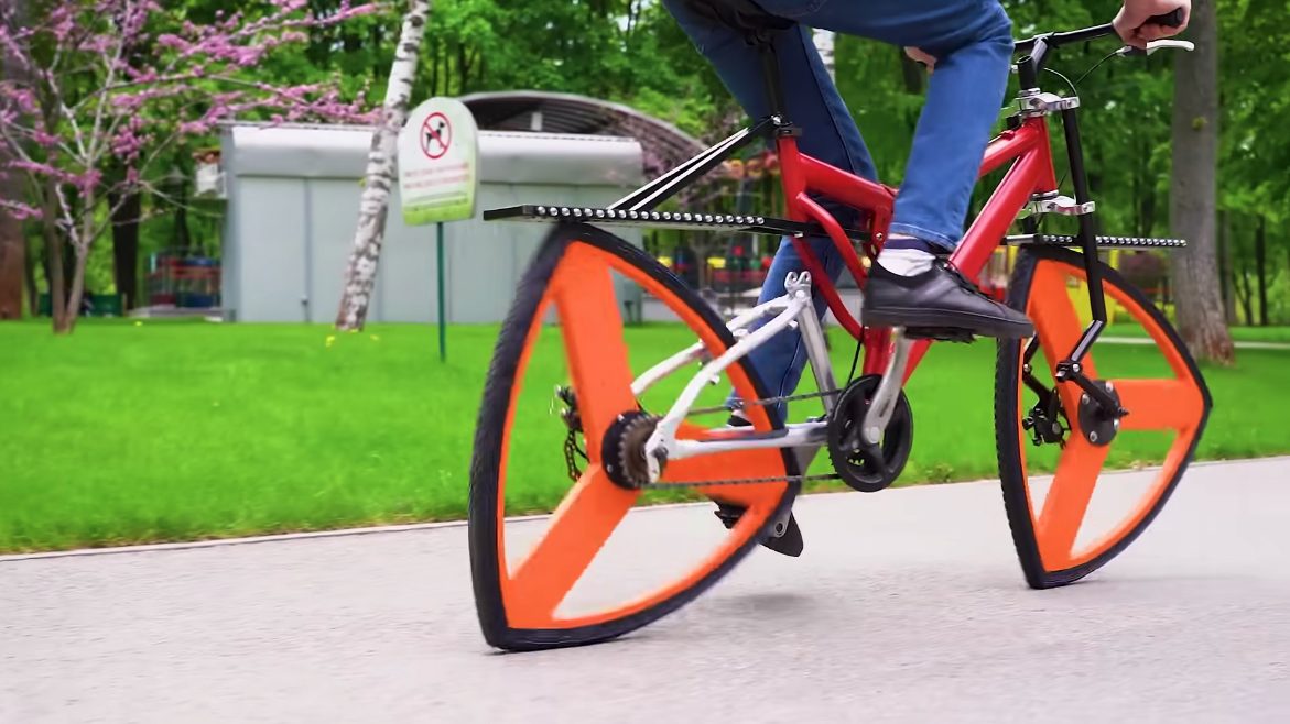 Ce vélo a des roues triangulaires mais fonctionne très bien