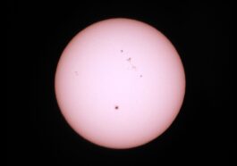 Une énorme tache solaire est apparue sur le Soleil, de la taille de quatre terres - les images