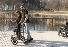 Paralysé depuis 11 ans, il peut à nouveau marcher (et emprunter les escaliers) grâce à un appareil révolutionnaire