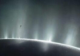 Immense geyser tiré dans l'espace par Encelade : peut contenir des informations sur la vie extraterrestre
