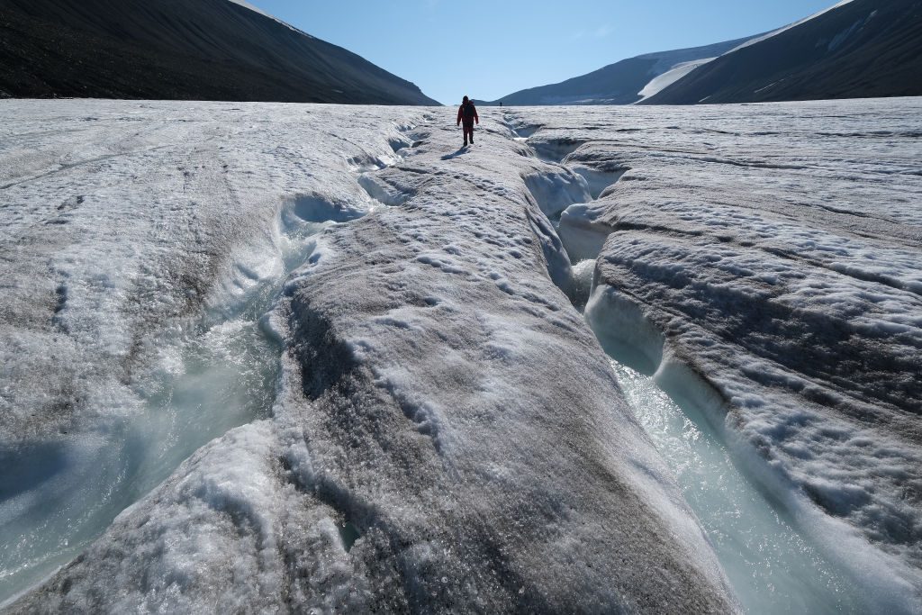 Les glaciers regorgent de micro-organismes : "Il y en a bien plus qu'on ne le pensait"