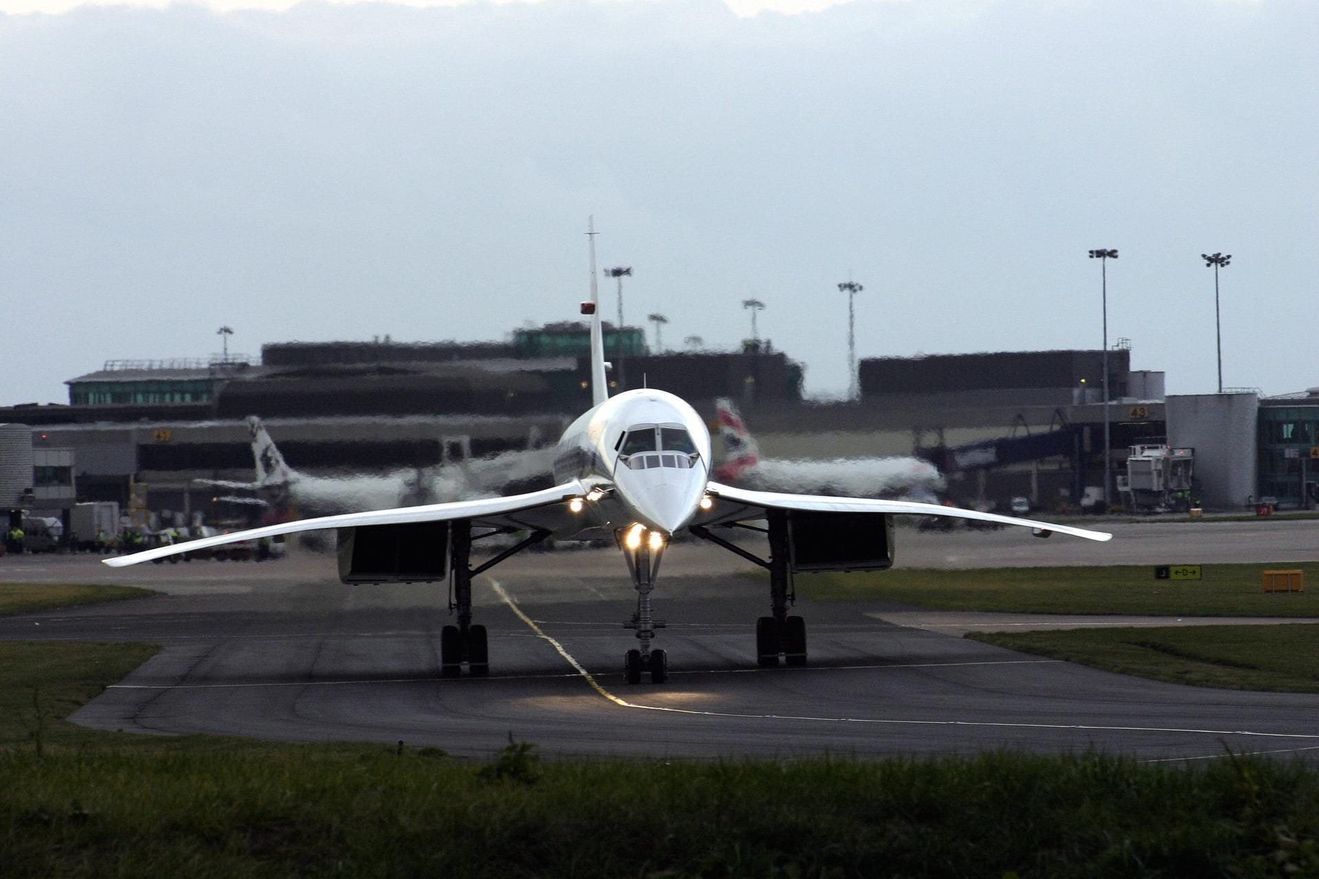Vingt extrêmes transforment 5 avions de ligne en "faux" jets supersoniques à 1 300 km/h : comment est-ce possible 5 Un concorde au décollage