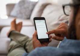 Protéger votre vie privée : un guide sur l'accès au microphone pour smartphone et les assistants vocaux