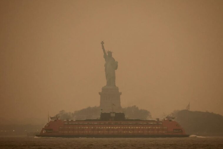 La Statue de la Liberté enveloppée d'une étrange brume orange : ce qui se passe à New York 1 La Statue de la Liberté enveloppée d'une étrange brume orange : ce qui se passe à New York