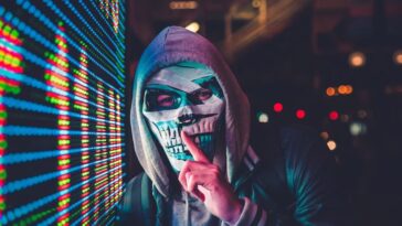 Le FBI avertit que les sextortionnistes créent des deepfakes explicites à partir des images des médias sociaux 18 FBI warns that sextortionists are creating explicit deepfakes from people