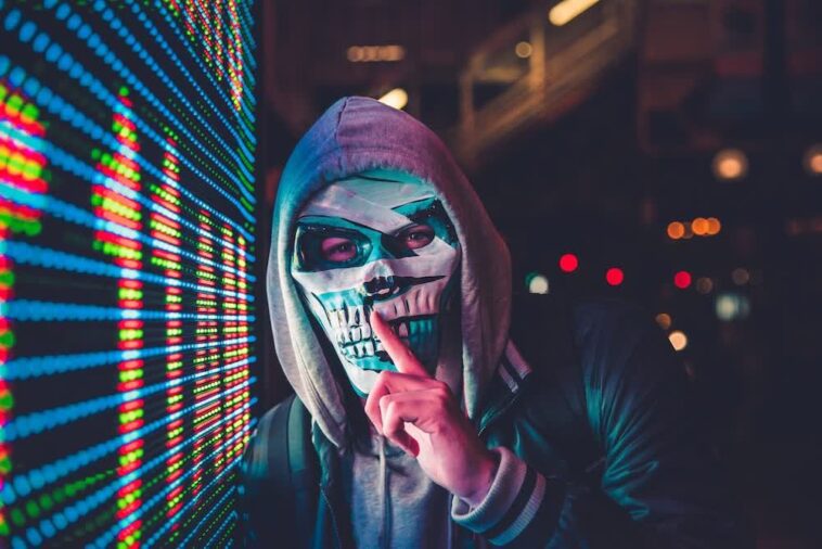 Le FBI avertit que les sextortionnistes créent des deepfakes explicites à partir des images des médias sociaux 1 FBI warns that sextortionists are creating explicit deepfakes from people