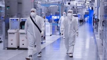L'usine de puces de 17 milliards de dollars d'Intel en Allemagne est confrontée à l'incertitude en raison d'un manque de financement 2 Workers in a chip plant