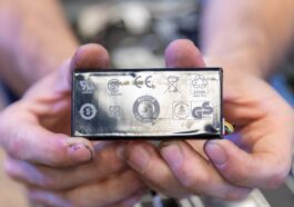 European Union votes to bring back replaceable phone batteries