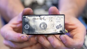 European Union votes to bring back replaceable phone batteries
