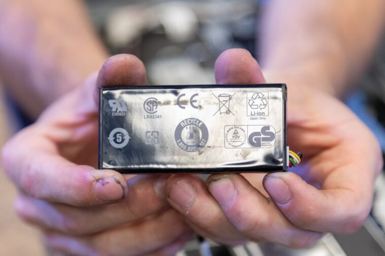 L'Union européenne vote pour ramener les batteries de téléphone remplaçables 1 European Union votes to bring back replaceable phone batteries