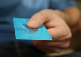 Chaque semaine, nous inhalons 5 grammes de plastique, soit autant qu'une carte de crédit : les risques