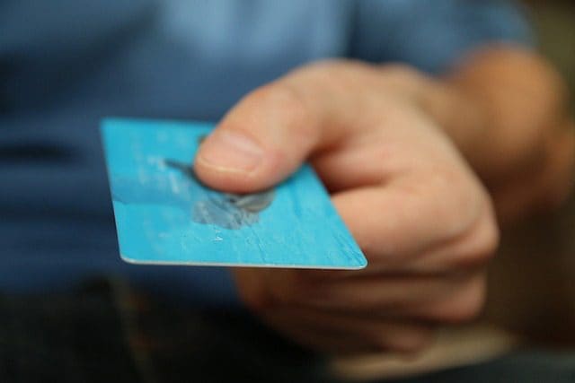 Chaque semaine, nous inhalons 5 grammes de plastique, soit autant qu'une carte de crédit : les risques 1 Chaque semaine, nous inhalons 5 grammes de plastique, soit autant qu'une carte de crédit : les risques