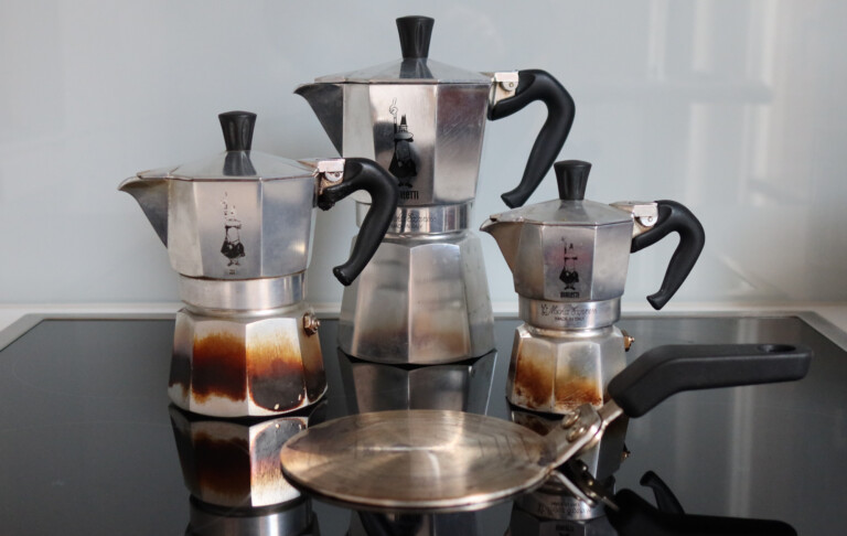 Qu'est-ce qui peut aller au lave-vaisselle ? 3 Trois tailles de cafetière expresso avec plaque adaptatrice pour induction