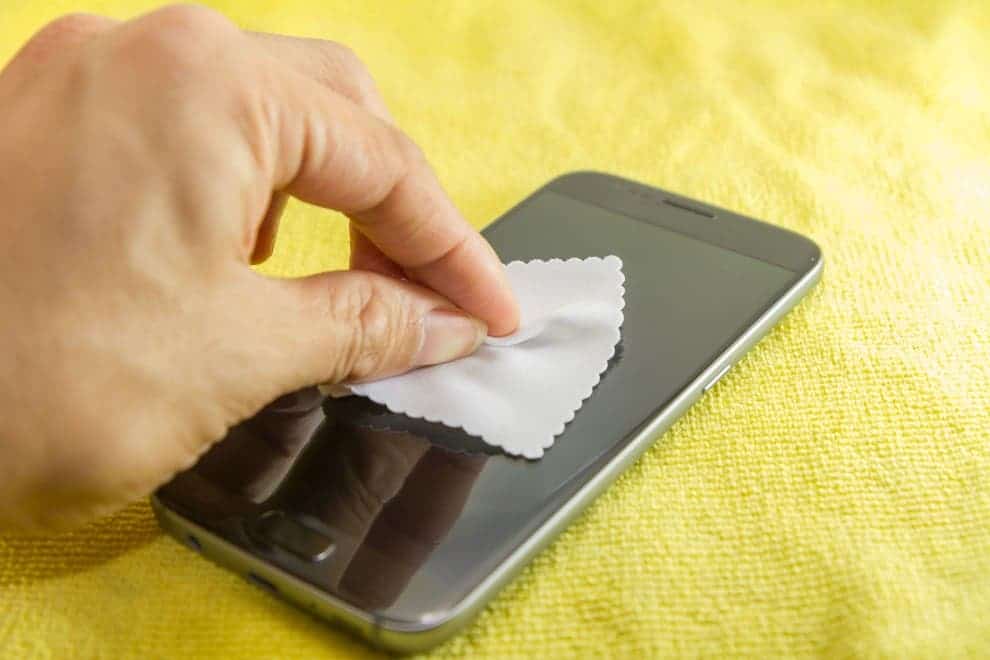 Comment supprimer les rayures sur l'écran d'un téléphone portable : conseils efficaces 3 essuyer