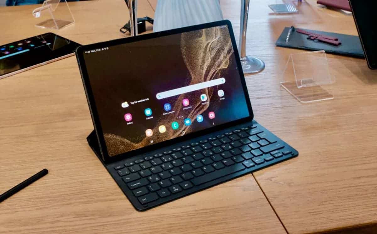 Tablettes vs ordinateurs portables : choisir le bon appareil pour vos besoins de productivité 4 Meilleures tablettes en Malaisie en 2022 - Samsung Galaxy Tab S8 Plus