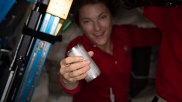 Les astronautes de la NASA à bord de l'ISS transforment 98 % de leur sueur et de leur urine en eau potable 4 NASA astronauts on the ISS are turning 98% of their sweat and urine into drinkable water