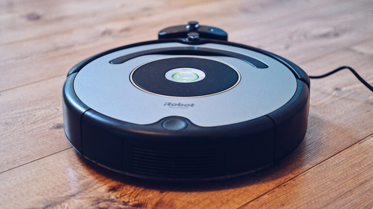 Robot aspirateur avec capteurs gyroscopiques. (Photo : Jens Mahke / Pexels)