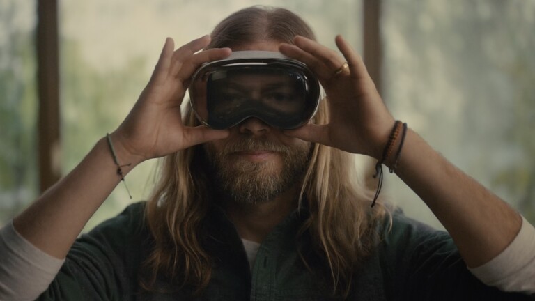 Apple Vision Pro : "J'ai vu le futur" 2 L'Apple Vision Pro peut permettre à d'autres personnes dans la même pièce de voir le porteur. Ensuite, il semble moins isolé. (Image : Pomme)