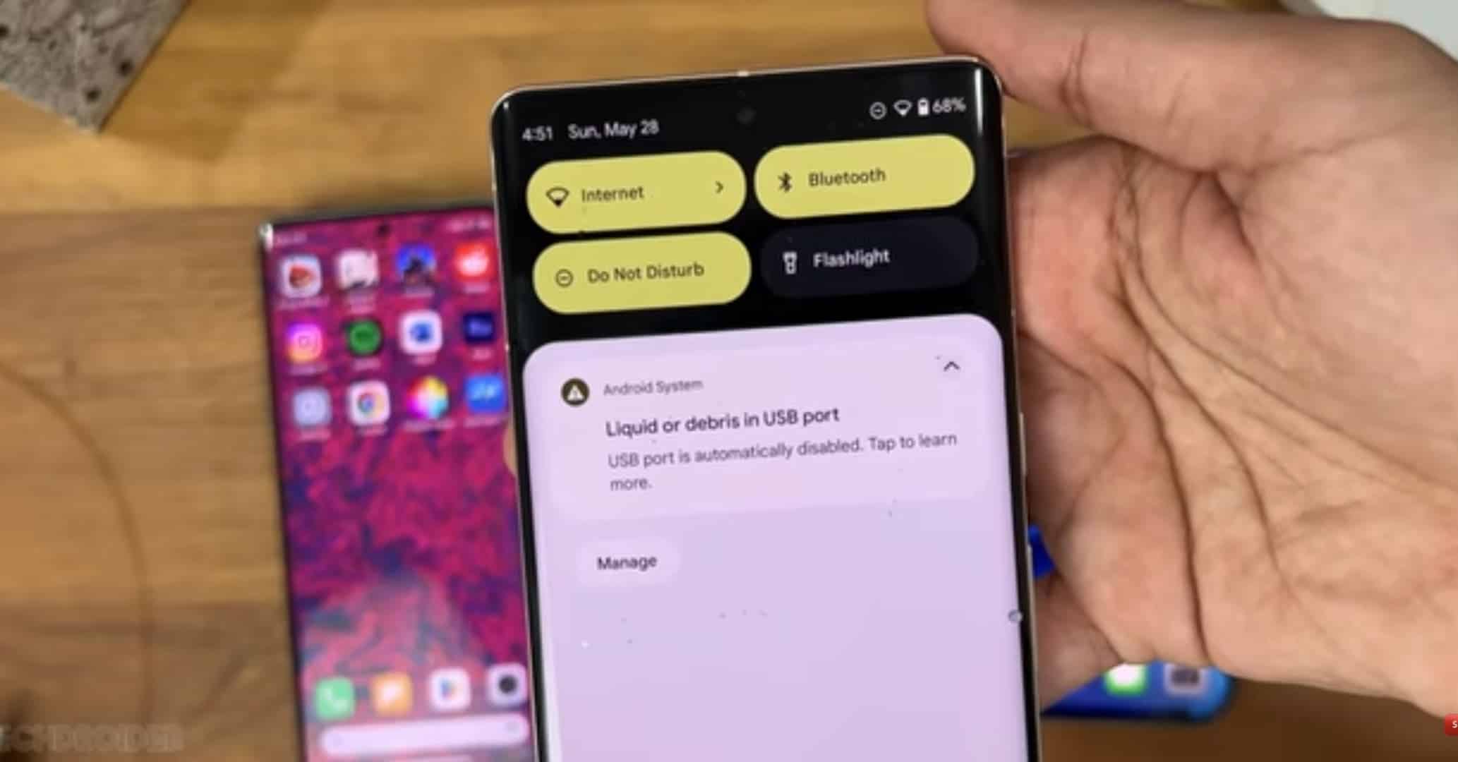 Avertissement de sécurité liquide : Samsung Galaxy S23 Ultra VS iPhone 14 Pro Max VS Pixel 7 Pro Vs Xiaomi 13 Ultra, comment réagissent-ils à la charge humide ? 2 Sécurité de chargement des smartphones