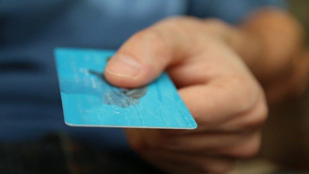 Chaque semaine, nous inhalons 5 grammes de plastique, soit autant qu'une carte de crédit : les risques 2 Chaque semaine nous inhalons 5 grammes de plastique soit autant