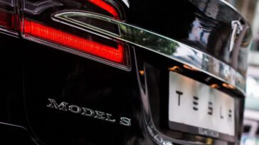 Hacker découvre le mode Tesla de conduite entièrement autonome avec moins de précautions de sécurité 23 Hacker uncovers secret Tesla full self-driving mode with fewer safety precautions