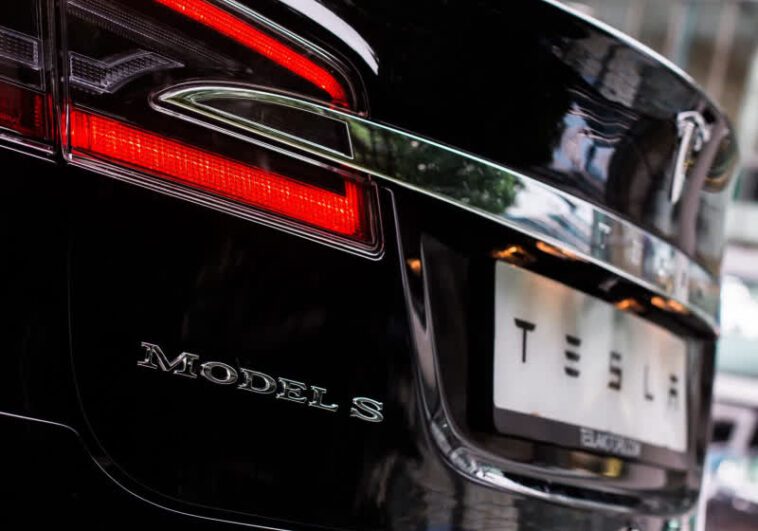 Hacker découvre le mode Tesla de conduite entièrement autonome avec moins de précautions de sécurité 1 Hacker uncovers secret Tesla full self-driving mode with fewer safety precautions