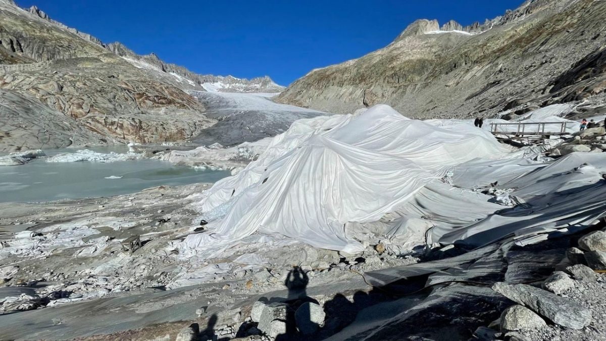 La Suisse coupe les combustibles fossiles pour sauver les glaciers: le référendum sur le climat est un succès 2 Le glacier du Rhône en Suisse, protégé par des bâches blanches pour empêcher la fonte due au changement climatique. Crédit : Ruedi Baumann/Facebook