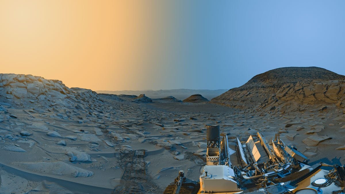 Matin et après-midi sur Mars vus par le rover Curiosity de la NASA 2 La vue d'ensemble composite, prise par le rover Curiosity de la NASA. Crédit : NASA/JPL–Caltech
