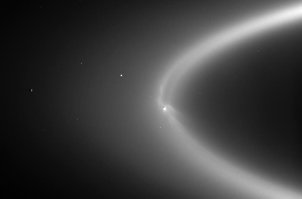 Phosphore découvert sur Encelade, vie extraterrestre très probablement : il a tous les ingrédients de l'habitabilité 4 Anneau E de Saturne traversé par Encelade. Crédit : NASA/JPL/Institut des sciences spatiales