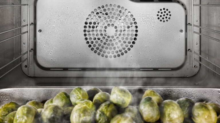 Qu'est-ce qui est le mieux ? Convection ou air chaud ? 2 Choux de Bruxelles dans le four Miele