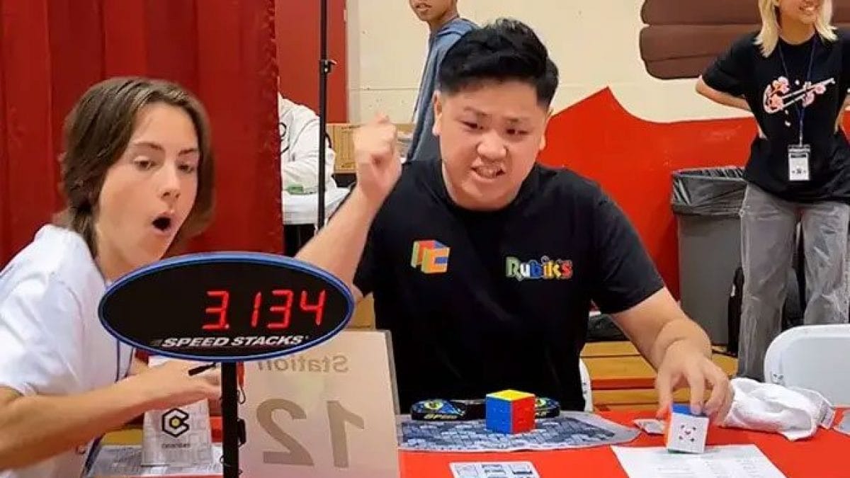 Voici comment Max Park a résolu le Rubik's cube en 3 secondes 2 Max Park, l'Américain de 21 ans qui a signé le 11 juin dernier le nouveau record de la résolution la plus rapide du Rubik's cube 3x3x3 en 3,134 secondes / Crédit : Guinness World Record