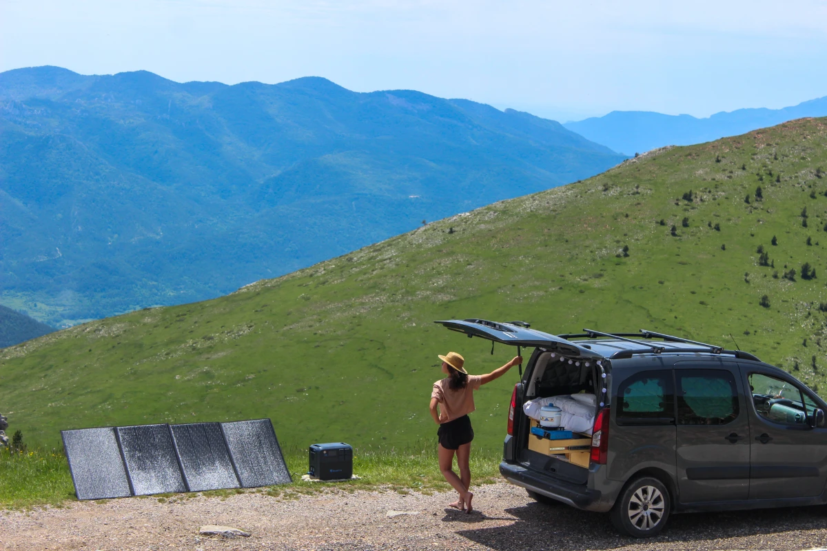 Van life: l’énergie solaire renouvelable pour plus de liberté en voyage 2 1. Panneau Solaire Et Station D’énergie Bluetti Pour Vos Road Trips