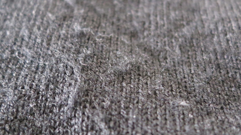 Laver correctement la laine mérinos : Conseils pour un entretien optimal 6 Pilling sur un pull en mérinos