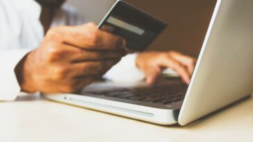 Une nouvelle enquête révèle que les dépenses technologiques des consommateurs résistent à l'incertitude économique 16 Consumer tech spending resilient amid economic uncertainty, new survey reveals