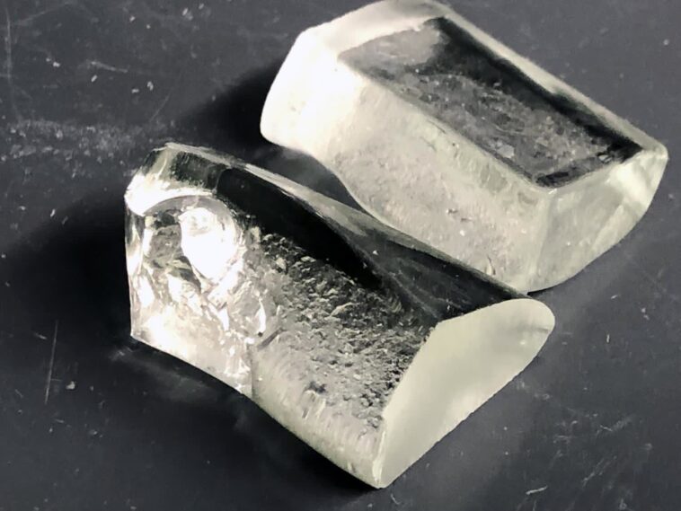 Des chercheurs de l'État de Pennsylvanie sont à l'origine d'une alternative 10 fois plus résistante au verre conventionnel 1 Penn State researchers pioneer 10x stronger alternative to conventional glass