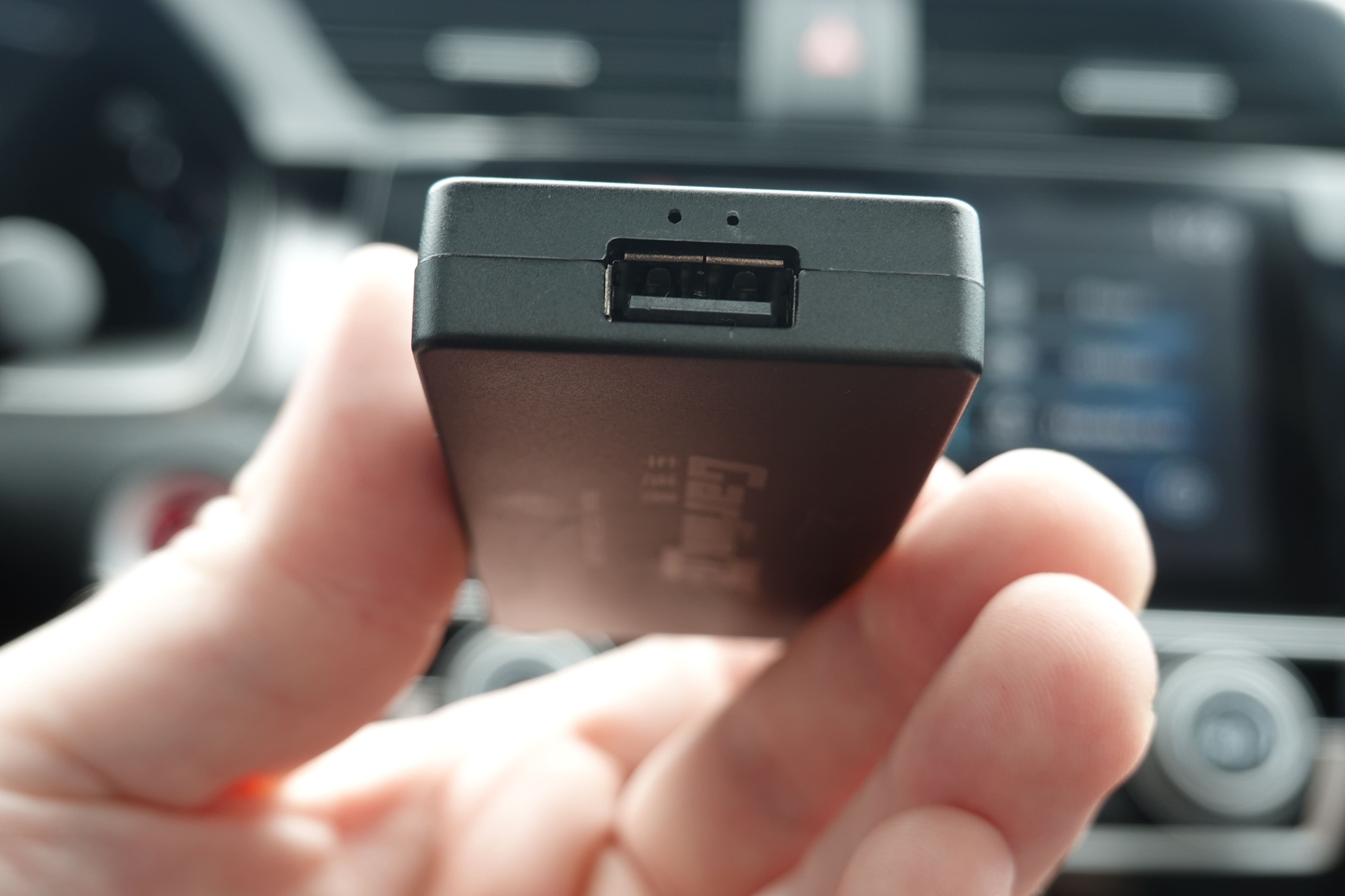 Cet adaptateur transforme le système CarPlay standard en un système sans fil, et fonctionne réellement 4 Adaptateur CarPlay sans fil