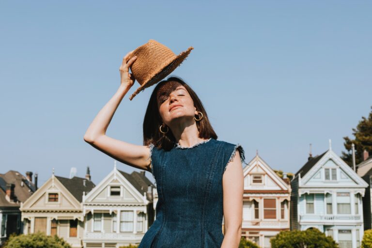 Ventilateur à commande vocale : Farewell, télécommande ! 7 Femme portant un chapeau de soleil