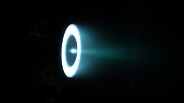 Début des essais de propulseurs solaires électriques de 12 kilowatts pour une mission sur la lune 24 Testing begins for 12-kilowatt solar electric thrusters for moon mission